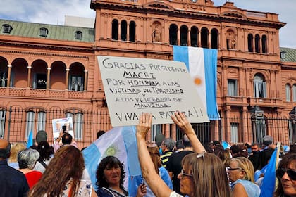 Carteles en la despedida de Mauricio Macri