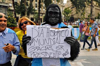 Carteles en la despedida de Mauricio Macri