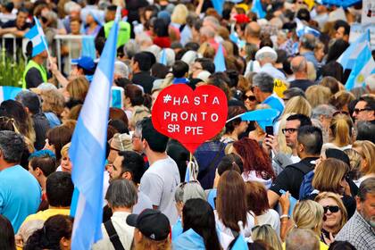 Carteles en la despedida de Mauricio Macri