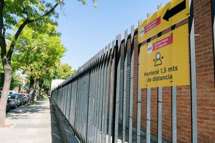 Carteles indicativos fuera de los hospitales para guiar a las personas hasta los UFU