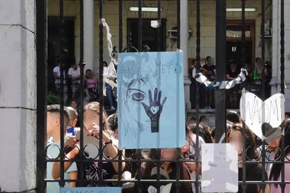 Carteles para recordar a Xiomara Naomi Méndez, en el Liceo 5, de Flores