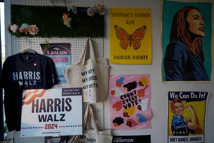 Carteles políticos decoran las paredes del banco telefónico de la Women's March Foundation en apoyo de la vicepresidenta y candidata presidencial demócrata Kamala Harris el martes 15 de octubre de 2024 en Los Ángeles. (AP Foto/Damian Dovarganes)