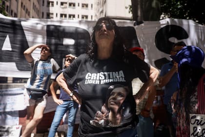 Carteles y simpatizantes que acompañan a Cristina Kirchner en la puerta del sanatorio Otamendi
