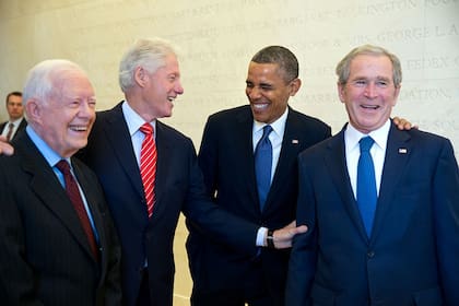 Carter, Clinton, Obama y Bush esperan entre bastidores para ser presentados durante la inauguración de la Biblioteca Presidencial George W. Bush y el museo en el campus de la Universidad Metodista del