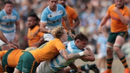 Carter Gordon no podrá tacklear a Joaquín Moro, que anotará uno de los tries para los Pumas