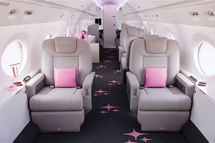 Carter
Reum, el marido de
Hilton, además del
fuselaje, personalizó
la cabina con asientos
de cuero en gris y
rosa y alfombra con
brillos. El Gulfstream
G450 está valuado
en unos 24 millones
de dólares