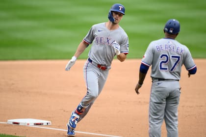 Carter y Burger impulsan a los Rangers a una victoria 4-2 sobre los Nacionales