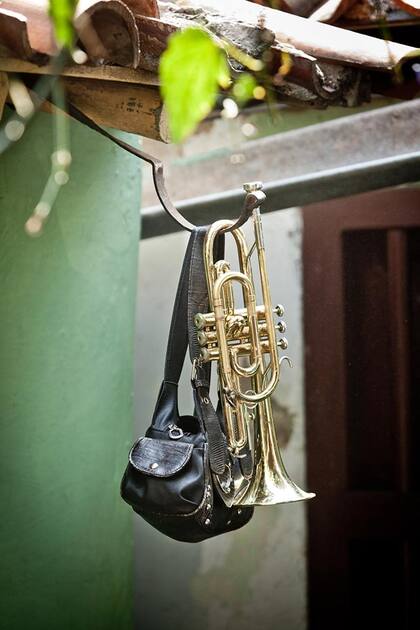 Cartera y trompeta en la casa de la Trova de Bayamo