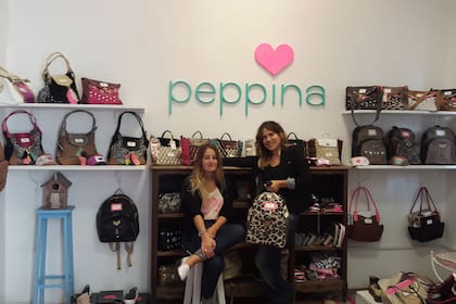 Carteras, zapatos y accesorios que apunta al mix de texturas, materiales de todo tipo, colores y detalles que crean piezas únicas
