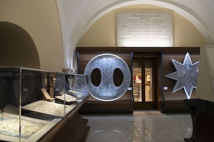 Cartografías no geográficas, mapamundis y otras piezas de arte contemporáneo dialogan con joyas de la Biblioteca Vaticana, fundada en 1450