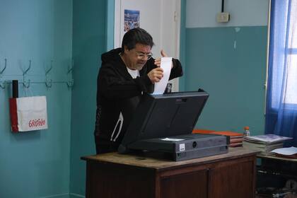 Caruso Lombardi revisa su boleta antes de colocarla en el sobre