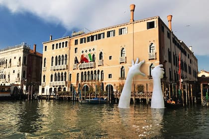 Caruso señala como un ejemplo virtuoso la espectacular obra de Lorenzo Quinn, "Support", que en la Bienal del 2017 emergía de las aguas del Gran Canal y se apoyaban en las paredes del palacio Ca’ Sagredo