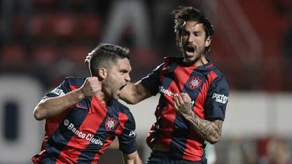 Caruzzo festeja su gol, el primero de San Lorenzo