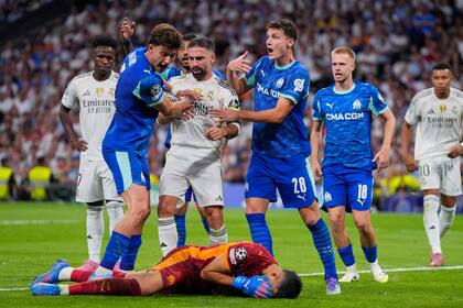 Carvajal, expulsado por cabezazo a portero de Marsella en triunfo del Real Madrid en Champions Leagu