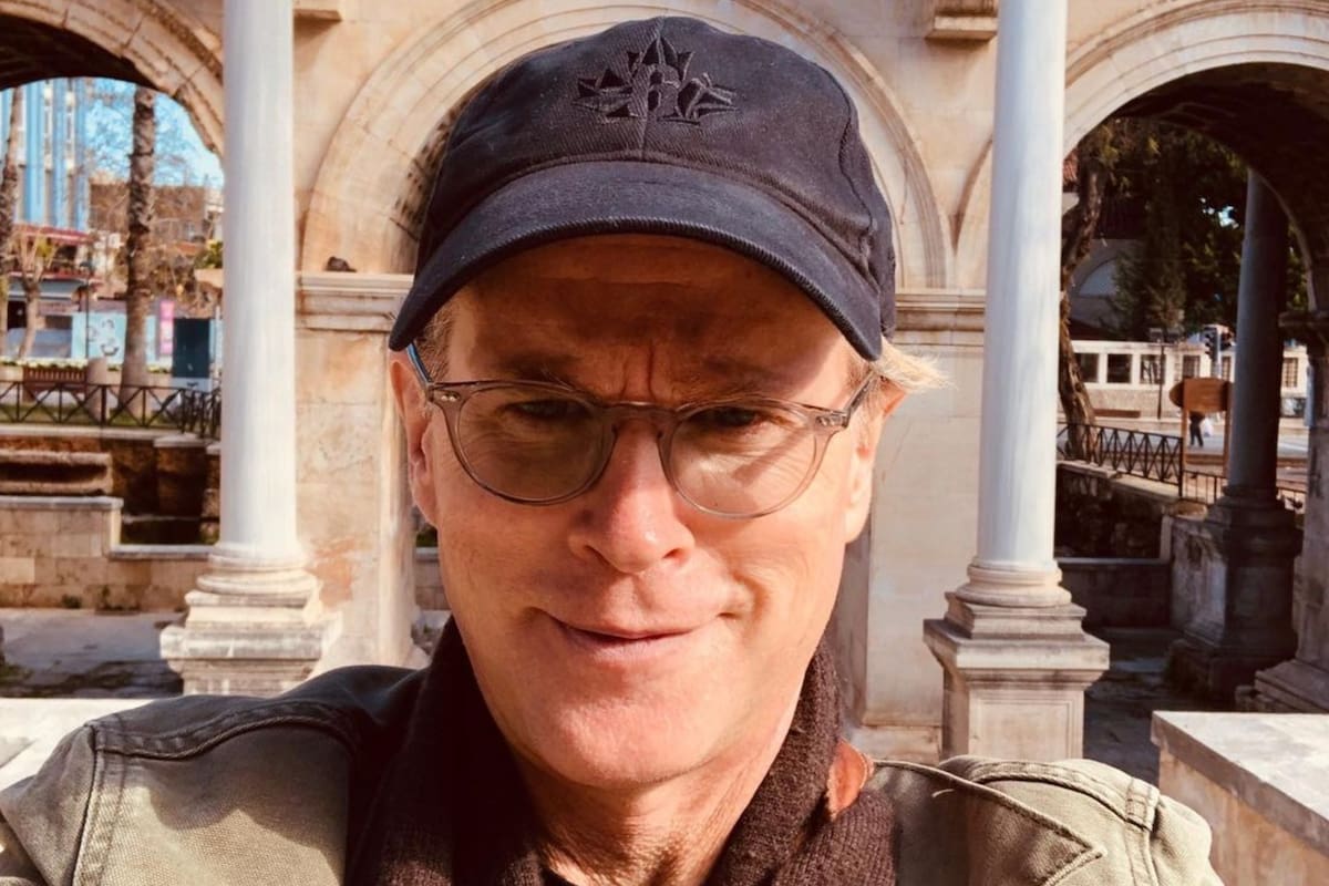 Cary Elwes fue mordido por una serpiente cascabel y mostró cómo le quedó la herida