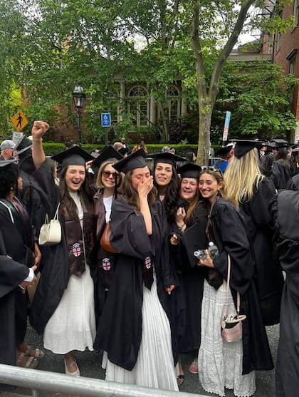 Carys Douglas junto a sus compañeras durante la ceremonia de graduación (Foto: Instagram @carys.douglas)
