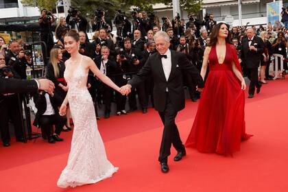 Carys Zeta Douglas, Michael Douglas y Catherine Zeta-Jones posan en la alfombra roja del festival de Cannes. (Photo by Joel C Ryan/Invision/AP)