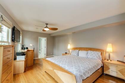 El dormitorio principal, en el segundo piso, tiene un ancho de casi seis metros y está equipado con comodidades modernas, como aire acondicionado. Un segundo dormitorio, ubicado en el sótano, registra un ancho de cinco metros