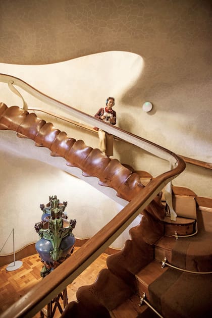 Casa Batllò . Paseo de Gracia 43. Casa de 1875 reformada por Gaudí. Quedó lista en 1906. Su fachada tiene un remate ondulado, representación del dragón, emblema de los modernistas.