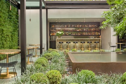 Casa Cavia se caracteriza por su jardín interno donde los comensales podrán disfrutar de sus deliciosos tragos en las barras que están a los costados