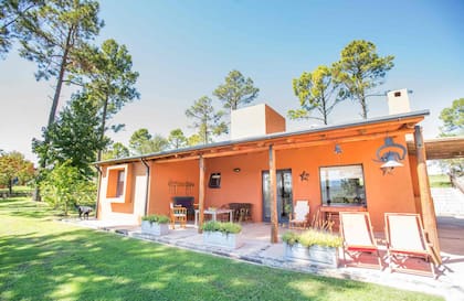 Casa de Campo Calamuchita busca (con éxito) recrear el sueño de la casa propia en las sierras.