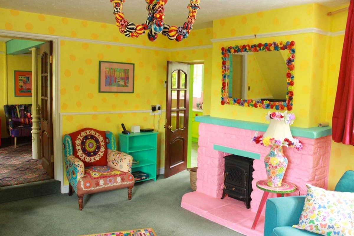 Casa de campo decorada por Mary Rose Young, que también funciona como galería y taller de arte.