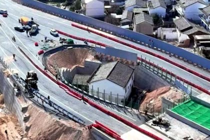 Casa de China.
En Jinxi, al suroeste de Shanghái, China, una casa de dos pisos quedó en medio de una autopista luego de que su propietario Huang Ping, un hombre de tercera edad, se negara a aceptar la indemnización del gobierno para desalojar la propiedad.