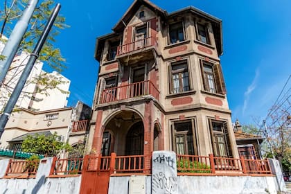 Casa de estilo que está en venta en Nuñez: son tres plantas sobre lote propio en la esquina de avenida Crámer e Iberá
