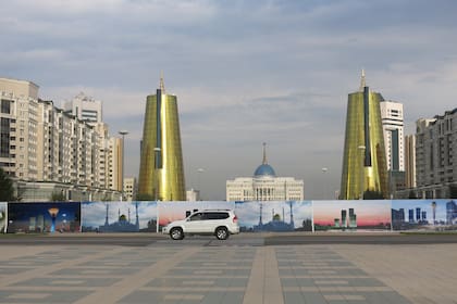 Casa de gobierno, flanqueada –en la perspectiva– por edificios de oficinas dorados.