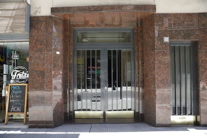 El edificio donde vivió Jorge Luis Borges en la calle Maipú no tiene actualmente en la fachada la placa recordatoria