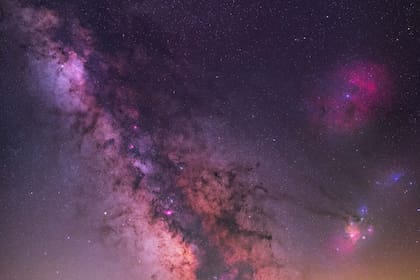 "Casa de lavandas", del francés Benjamin Barakat. "No hay nada mejor que una cálida noche de verano con una hermosa vista del cielo nocturno y esta casa icónica y solitaria que se encuentra en medio de la meseta de lavanda"