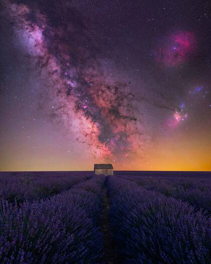 "Casa de lavandas", del francés Benjamin Barakat. "No hay nada mejor que una cálida noche de verano con una hermosa vista del cielo nocturno y esta casa icónica y solitaria que se encuentra en medio de la meseta de lavanda"