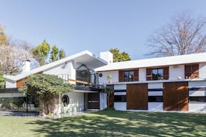 Casa diseñada en 1954 por el arquitecto Hirsz Rotzait con techo mariposa y solados de piedra laja y paños de madera.