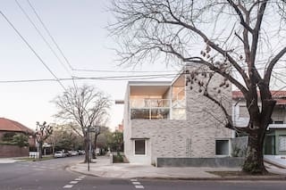 La casa disruptiva de dos arquitectos en una esquina de Buenos Aires que todos se paran a mirar