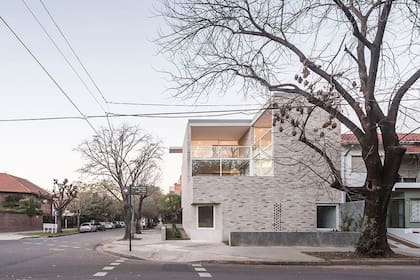 Casa Esquina se inserta en un entorno urbano y establece una relación visual con el parque mediante terrazas en niveles superiores