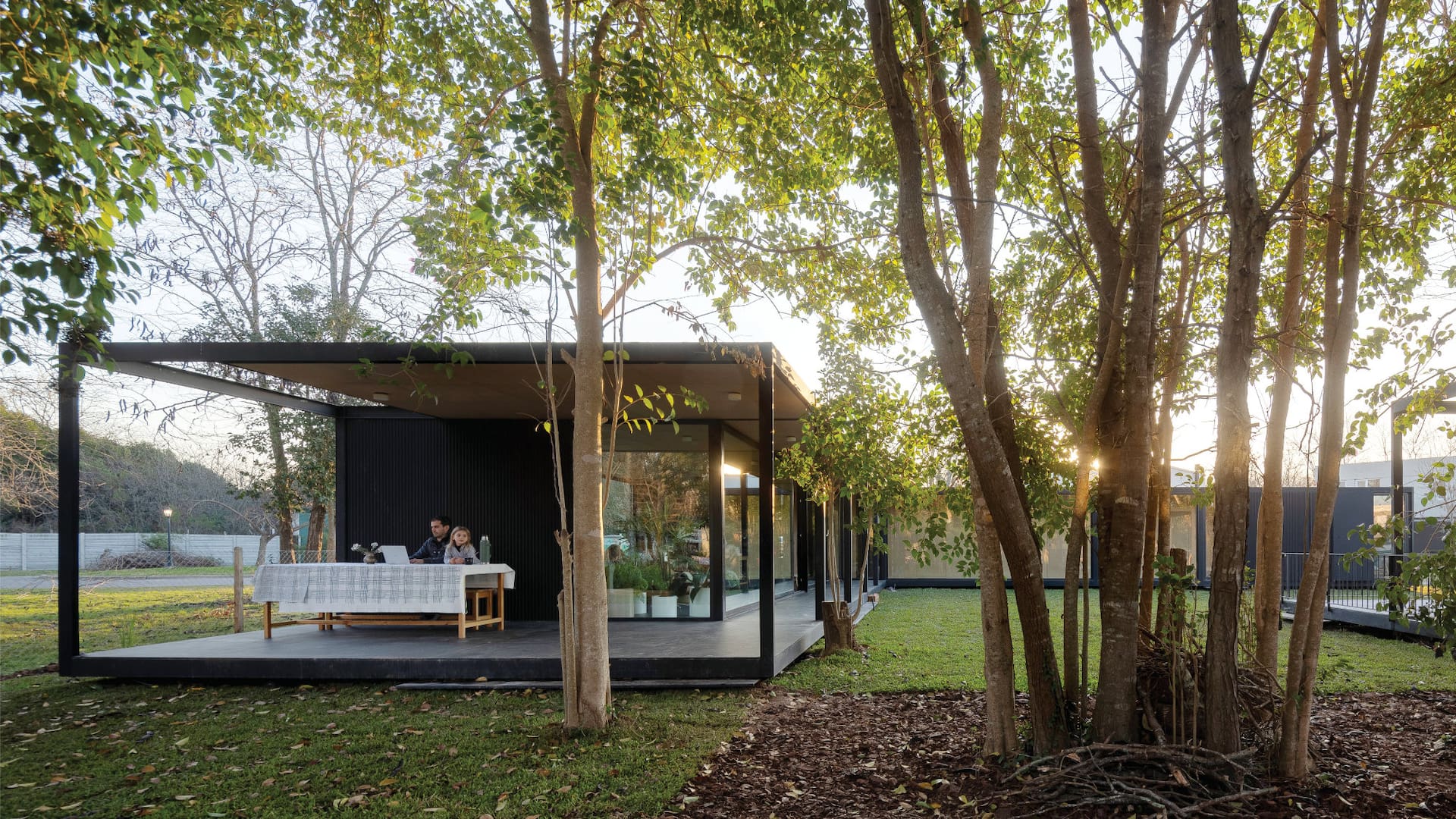 Casa insertada entre árboles en Escobar. Obra del Arq. Martín Torrado.