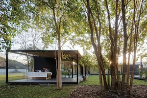 Casa insertada entre árboles en Escobar. Obra del Arq. Martín Torrado.