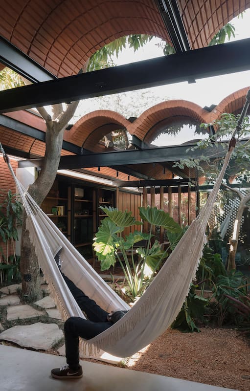 En esta genial casa de ladrillo, el patio interno va cambiando con filtros, puertas y persianas