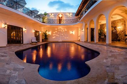 La cálida iluminación de la piscina permite utilizarla por las noches