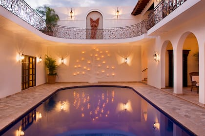 La casa tiene varias piscinas