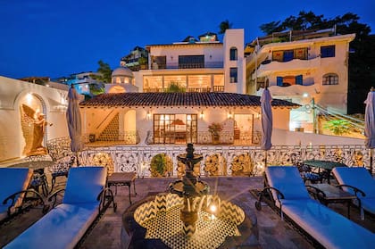 Vista nocturna de la casa