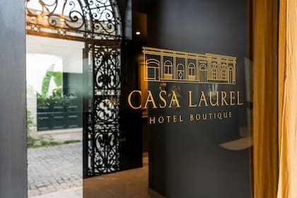 Casa Laurel está ubicado en la que fue la residencia de Raúl Alfonsín entre 1957 y 1972.