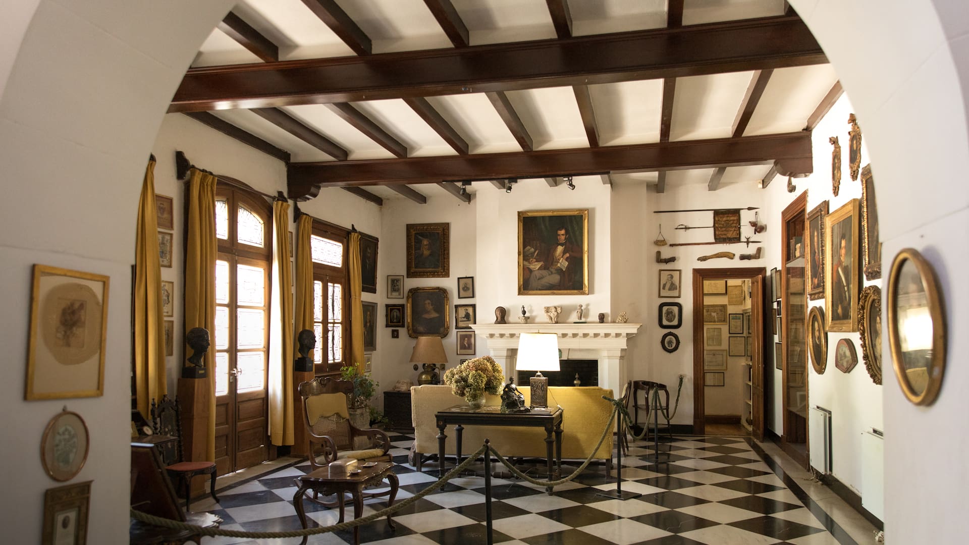"El Paraíso" es la casa que habitó el escritor Manuel Mujica Lainez, Manucho, hoy convertida en museo. La propiedad fue construida por el arquitecto francés León Dourge en la década de 1920.
ada una de las estancias evoca la vida cotidiana de aquellos años. Se destacan la gran biblioteca, poblada de libros que cubren las paredes del piso al techo, y el cuarto y la sala de trabajo del escritor. Se conservan, entre otras cosas, los 12 álbumes escritos de su puño y letra llenos de fotografías, recortes e impresiones.