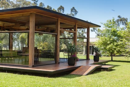 Casa Noha: todas las carpinterías y muebles de madera fueron hechos por su dueño