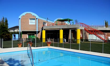 El jardín con pileta. En la segunda planta, el dormitorio principal está conectado a una terraza y a una gran escalera para acceder al jardín sin tener que pasar por el living.