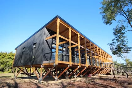 Casa pasiva en el Delta de Tigre, Argentina, elevada sobre pilares para permitir las frecuentes crecidas del río