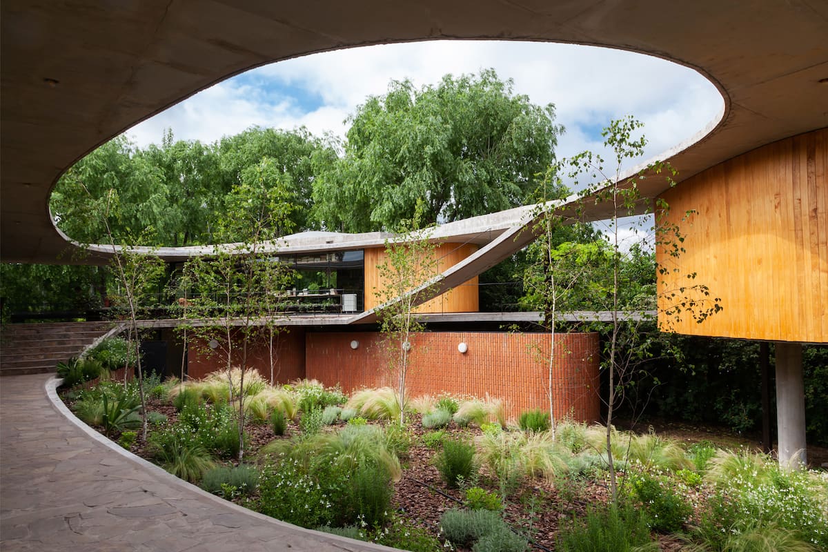 Casa Rita interactúa con el paisaje a través de su concepto arquitectónico; propone un patio interno como eje de la vivienda y la circulación a través de las rampas