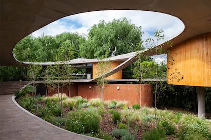 Casa Rita interactúa con el paisaje a través de su concepto arquitectónico; propone un patio interno como eje de la vivienda y la circulación a través de las rampas