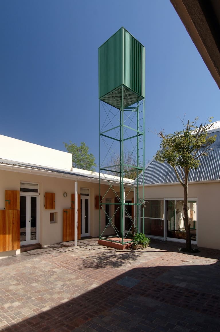 Casa Stud, reforma de Clorindo Testa de una antigua caballeriza en La Plata.