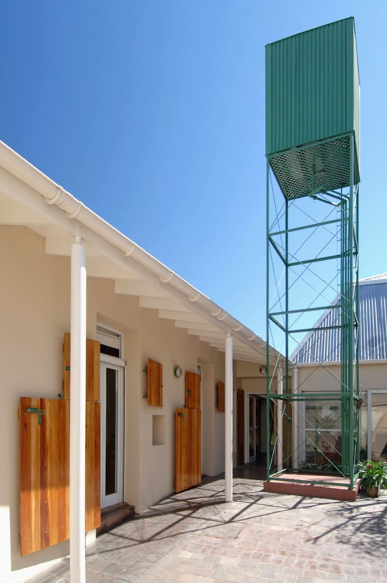 Casa Stud, reforma de Clorindo Testa de una antigua caballeriza en La Plata.